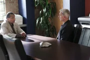 Ein unauffälliger Polizist wird in dem Ferrari eines Milliardärs erschossen aufgefunden. Die Ermittlungen führen das Team zu der Entdeckung des Mannes (Billy Dee Williams, l.), nach dem Jethro Gibbs (Mark Harmon, r.) benannt wurde ...