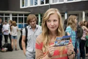 Kaum hat die Schule wieder begonnen, da hat Aletta (Annina Euling, r.), die scheinbar bekloppte Drogensüchtige, einen Verehrer: Andi (David Halina, l.), der sich von den Gerüchten um Aletta nicht abschrecken lässt ...