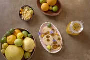Für alle, die gern zu Hause mit der Zitrusfrucht arbeiten möchten, hat Lucie zwei Hacks parat: Kekse mit Bergamotte-Bonbons und das Kandieren von Zitrusfruchtschalen.