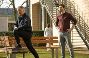Dr. Roland Heilmann (Thomas Rühmann, li.) hat Darren Macneil (Michael Raphael Klein, re.) als Personal-Trainer gebucht. Immerhin ist Darren am Abend mit Rolands bester Freundin Kathrin Globisch verabredet und Roland will ihm etwas auf den Zahn fühlen.