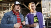 Die Brüder Malte (Daniel Zillmann, l.) und Ronnie (Tim Morten Uhlenbrock) überlegen, wie sie den kleinen Zooladen ihrer Mutter retten können und kommen dabei einem Gangster in die Quere...