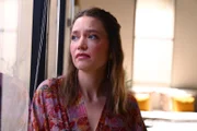 Nathalie (Amrei Haardt) hadert damit, Matteo in ihr unschönes Schicksal einzuweihen.