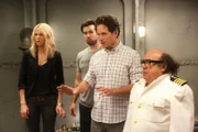 (v.l.n.r.) Dee Reynolds (Kaitlin Olson); Mac (Rob McElhenney); Dennis Reynolds (Glenn Howerton); Frank Reynolds (Danny DeVito)
