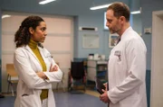 Dr. Emma Jahn (Elisa Agbaglah) hat eine mögliche Lösung für ihren Patienten, deshalb bittet Dr. Kai Hoffmann (Julian Weigend) sie, mit ihr gemeinsam zu operieren.