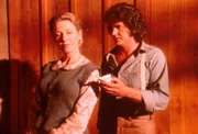 Charles (Michael Landon, r.) hat den Hochzeitstag vergessen. Caroline (Karen Grassle, l.) ist beleidigt und will das nachträgliche Geschenk nicht annehmen ...