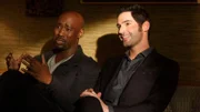 Nach einem intensiven Gespräch beschließen Lucifer und Amenadiel in Zukunft zusammenzuarbeiten.