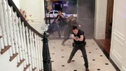 Jay Halstead (Jesse Lee Soffer, l.), Erin Lindsay (Sophia Bush) und Antonio Dawson (Jon Seda) werden zu einer Geiselnahme gerufen. Ein Mann hat sich mit einer Prostituierten eingeschlossen und droht, sie zu erschießen.