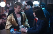 Obwohl Rory (Alexis Bledel, r.) und Logan (Matt Czuchry, l.) sich darauf geeinigt hatten, eine offene Beziehung zu führen, fällt ihr das gar nicht leicht. Vor allem, als sie ihn mit einem anderen Mädchen sieht ...