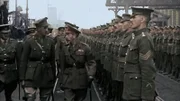 Valenciennes, Frankreich - König Georg V. überprüft seine Truppen. Das britische Empire wird fast 9 Millionen Männer in den Großen Krieg schicken und mehr als 900.000 verlieren. (Bildnachweis: ONFC)