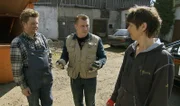Steffi macht sich große Sorgen um ihren Bruder Uwe, der alleine auf einem Bauernhof wohnt und völlig überfordert ist. Sein Haus ist bis unter das Dach vollgestellt. Uwe lebt praktisch im Müll. Doch allein schafft es der sympathische Sachse einfach nicht, der Lage Herr zu werden. Da auch Steffi mit ihrem Latein am Ende ist, sucht sie Hilfe bei Trödelprofi Otto Schulte (Mitte)