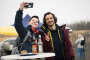 Cosmo Wolff (Max Bär, li.) macht einen Ausflug zu einer Rallyestrecke. Dort trifft er zufällig auf sein großes Idol Ali Günez (Ferdi Özten, re.).