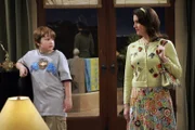 Wissen nicht was sie von Charlie und Jons Aktion halten sollen: Rose (Melanie Lynskey, r.) und Jake (Angus T. Jones, l.) ...
