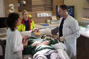 Dr. Emma Jahn (Elisa Agbaglah, li.) macht eine Hospitanz in der Sachsenklinik unter Dr. Kai Hoffmann (Julian Weigend, re.). Ihr erster gemeinsamer Patient ist Boris Rechlin (Lars Pape, mi.), der beim Klettern abgestürzt ist und sich einen Ast in die Achsel gebohrt hat.