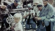 Dieses kleine Mädchen zeigt keine Angst vor dem schrecklichen Hotchkiss-Maschinengewehr, mit dessen Herstellung Frankreich gerade beginnt. Im Jahr 1914 wurden nur 100 Exemplare hergestellt, doch in den vier Kriegsjahren wurden fast 46.000 Kopien dieser tödlichen Waffe in Dienst gestellt.