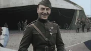 Edward Vernon Rickenbacker kommt am 26. Juni 1917 in Frankreich an, als die Vereinigten Staaten in den Krieg gegen Deutschland eintreten. Schon bald erhebt er sich in die Lüfte und wird zu einem der „Luft-Asse“ der USA, von deutschen Fliegern gefürchtet und von seinem Land ausgezeichnet.