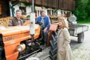 Der Bergdoktor Staffel 16 Getrennte Welten - Teil 1 Heiko Ruprecht als Hans Gruber, Monika Baumgartner als Lisbeth Gruber, Nathalie Schott als Julia Andermatt.