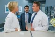 Der Bergdoktor Staffel 16 Im Netz - Teil 2 Annika Ernst als Dr. Johanna Rüdiger, Ercan Karacayli M. als Prof. Dr. Karl Tippner, Mark Keller als Dr. Alexander Kahnweiler