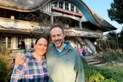 SRF bi de Lüt - Heimweh. Nathalie und Sandro Balliana vor ihrem Bauernhaus in Bätterkinden (BE).