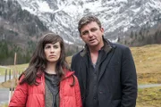 Ina Griebel (Julia-Maria Köhler, l.) ist dankbar für die Unterstützung von Dr. Martin Gruber (Hans Sigl, r.) in der schwierigen Zeit.