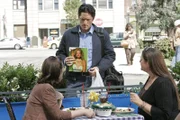 Josie (Debi Mazar, l.) und Delia (Camryn Manheim, r.) wissen nicht so recht, was sie von Jim Clancys (David Conrad, M.) Geschichte halten sollen ...