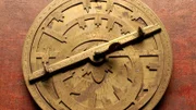 Navigieren nach dem Stand der Gestirne: Mit einem Astrolabium bestimmen Seeleute in der Antike ihre Position.