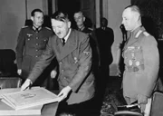 Nach der Schlacht bei Tobruk wird Erwin Rommel von Adolf Hitler zum Generalfeldmarschall ernannt.