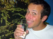 Willi Weitzel mit einem Glas Wasser. Wie selbstverständlich drehen wir Tag für Tag viele Male einen Wasserhahn auf, aber wo kommt das Trinkwasser eigentlich her? Willi will's wissen und macht sich auf den Weg zu den Münchner Stadtwerken.