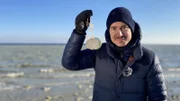 Einstein Mysterium vom Bodensee: Was verraten uns die 170 Steinhügel? Moderator Tobias Müller hält einen jungsteinzeitlichen Fund in der Hand.