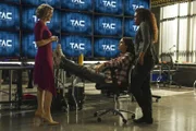 Während Bull eine folgenreiche Entdeckung macht, gehen Cable (Annabelle Attanasio, M.) und Danny (Jamie Lee Kirchner, r.) der Frage nach, warum sich Marissa (Geneva Carr, l.) plötzlich vollkommen anders kleidet und verhält ...