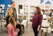 (v.li.): Julia Butters (Anna-Kat Otto), Meg Donnelly (Taylor Otto), Diedrich Bader (Greg Otto), Katy Mixon (Katie Otto).