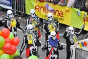 Unter dem Motto „Zug der fröhlichen Leute“ wurde am Vorabend des Rosenmontags wieder auf den Strassen der Lausitzmetropole der größte Karnevalsumzug Ostdeutschlands eröffnet. Mit über 80 geschmückten Trucks, Musikkapellen, Reitern und Kutschen sowie zahlreichem närrischem Fußvolk heizten die etwa 5.000 Aktiven den Schaulustigen entlang der Strecke ein.