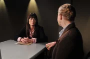 Als Fondsmanager Timothy Hartley auf einer Wiese erschossen und mit durchschnittener Kehle aufgefunden wird, beginnen Patrick und Teresa (Robin Tunney, l.) sofort mit den Ermittlungen und stoßen dabei auf Elspeth (Frances Conroy, r.). Doch kann sie ihnen weiterhelfen?