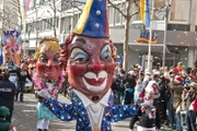 Traditionelle Schwellköpfe beim Rosenmontagszug in Mainz.