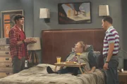 Als Berta (Conchata Ferrell, M.) Probleme mit ihrem Rücken bekommt, wollen Alan (Jon Cryer, r.) und Walden (Ashton Kutcher, l.) sie dazu überreden, doch endlich in die wohlverdiente Rente zu gehen. Doch ob sie das nicht noch bereuen werden?