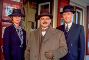 Agatha Christie's Poirot, Der Juwelenraub im Grand Hotel. Der Theaterproduzent Ed Opalsen hofft auf den großen Coup. Er lässt seine Frau mit einem sehr wertvollen Perlenhalsband in seinem neuen Stück auftreten. Aber noch am Abend der Premiere wird das Collier gestohlen. Opalsen fürchtet um seinen geschäftlichen Erfolg und bittet Poirot um Hilfe. Und obwohl dieser sich eigentlich erholen sollte, steckt er bald mitten in den Ermittlungen. Im Bild (v.li.): Hermione Norris (Celestine), David Suchet (Hercule Poirot), Hugh Fraser (Captain Hastings).