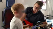 Notfallsanitäterin Sarah Spiess kümmert sich um einen kleinen Patienten