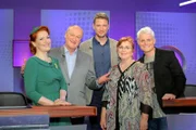 Moderator Florian Weber stellt in seinem Wissensquiz die Alltagstauglichkeit seiner prominenten Kandidaten auf die Probe. „Meister des Alltags“ spendet seinen Gewinn einem guten Zweck. v.li.: Enie van de Meiklokjes, Bodo Bach, Florian Weber, Alice Hoffmann und Guido Cantz.