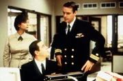 Sara Mackenzie (Catherine Bell, l.) und Bud Roberts (Patrick Labyorteaux, M.) hören sich Harm Rabbs (David James Elliott, r.) Verteidigungsstrategie an.