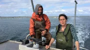 Sylvie und Louis Latrille züchten Austern im Becken von Arcachon. Sie sind das einzige Mutter-Sohn-Duo, das den beschwerlichen Beruf hier ausübt.