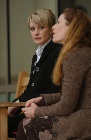 Det. Lilly Rush (Kathryn Morris, l.) hofft, dass Susan (Blake Lindsley, r.) wichtige Informationen, die zur Überführung des Täters beitragen könnten, liefert ...