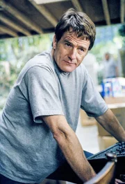 Hal (Bryan Cranston) hat in der Garage die Anlage seines alten Piratensenders entdeckt und überlegt, wie er ihn wieder reaktivieren kann.