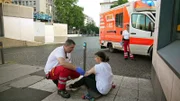 Notfallsanitäter Chris Grüne kümmert sich um eine junge Frau