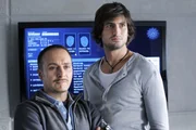 Semir (Erdogan Atalay, li.) und Ben (Tom Beck) sind beeindruckt, wie tapfer sich Katrin trotz des Todes ihres Vaters hält.