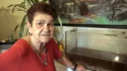 Rentnerin Regina soll ein neues und größeres Aquarium von ihren Freunden Sandra und Tino bekommen