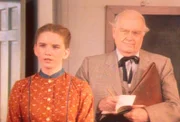 Der Schulrat Mr. Williams (Parley Bear, r.) ist sehr zufrieden mit der neuen Lehrerin. Denn Laura (Melissa Gilbert, l.) ist es gelungen, einen schlechten Schüler zum Lernen zu motivieren.