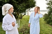 Mechthild (Diana Körner, r.) amüsiert sich über den Streich ihrer Enkelin Johanna (Sofie Eifertinger, l.).