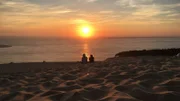 Wenn am Abend die Sonne untergeht, bietet die fast drei Kilometer lange und mehr als 100 Meter hohe Düne von Pilat spektakuläre Ausblicke.