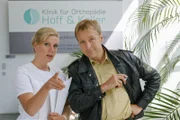 Luise Strunk (Isabella Schmid, l.) macht Polizist Mohr (Max Müller, r.) auf eine interessante Spur aufmerksam. Oder will die Krankenschwester nur von sich selbst ablenken?