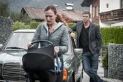 Martin Gruber (Hans Sigl, r.) bricht es fast das Herz, als er Saskia Diekhaus (Deborah Kaufmann, l.) bei einem wichtigen Lebensschritt begleitet.