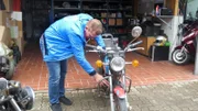 Trödelexperte Otto Schulte beim Mopedverkauf.
